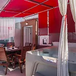Сasa de vacaciones Luxurious In Arbanija With Jacuzzi *