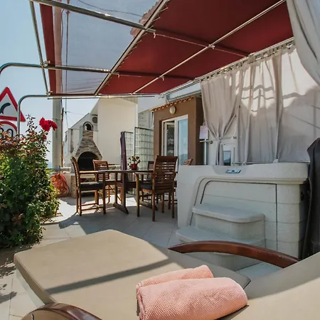 Luxurious In Arbanija With Jacuzzi, Cleaning Included Trogir
