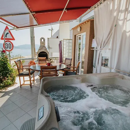 Holiday home Luxurious In Arbanija With Jacuzzi, Cleaning Included *