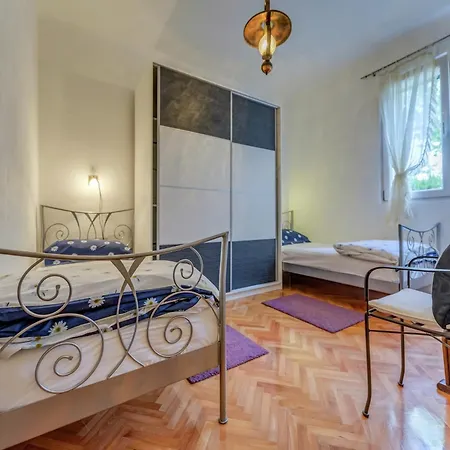 Luxurious In Arbanija With Jacuzzi, Cleaning Included Trogir