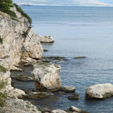 Hébergement de vacances Luxurious In Arbanija With Jacuzzi *