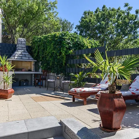 Hébergement de vacances Luxurious In Arbanija With Jacuzzi