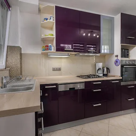 Hébergement de vacances Luxurious In Arbanija With Jacuzzi *