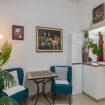 Luxurious In Arbanija With Jacuzzi Hébergement de vacances *