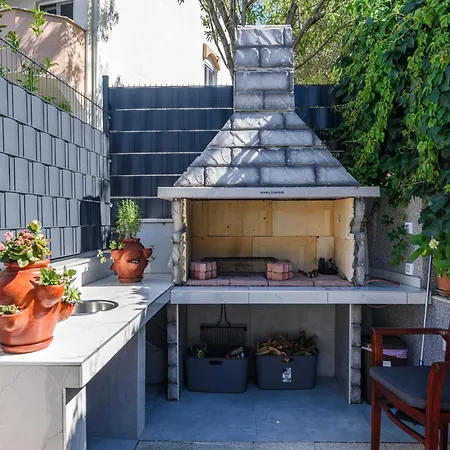 Luxurious In Arbanija With Jacuzzi Hébergement de vacances *