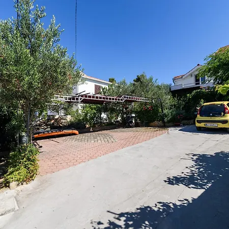 Luxurious In Arbanija With Jacuzzi Casa de Férias