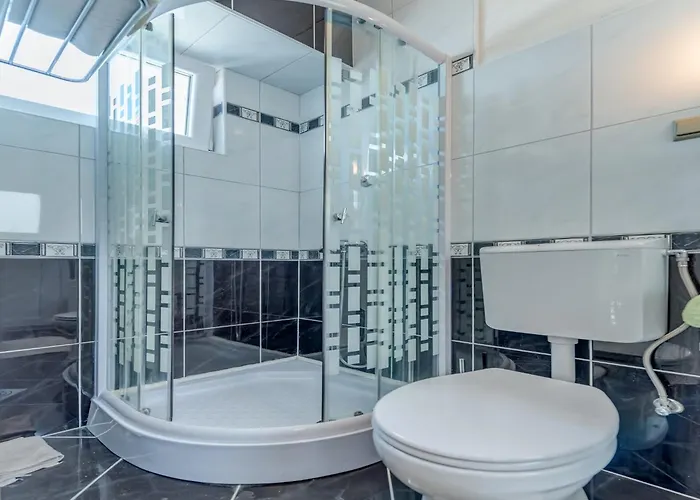 Luxurious In Arbanija With Jacuzzi Дом отдыха Трогир