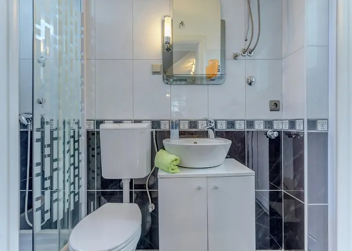 Дом отдыха Luxurious In Arbanija With Jacuzzi *