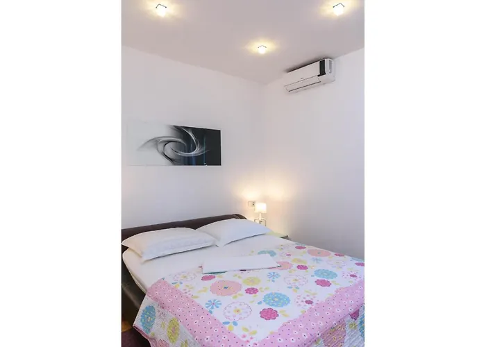 Luxurious In Arbanija With Jacuzzi Дом отдыха Трогир