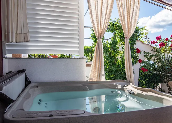 Luxurious In Arbanija With Jacuzzi Трогир