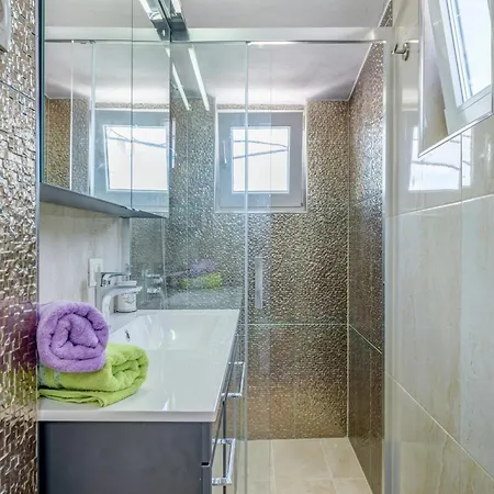 Luxurious In Arbanija With Jacuzzi 펜션 *