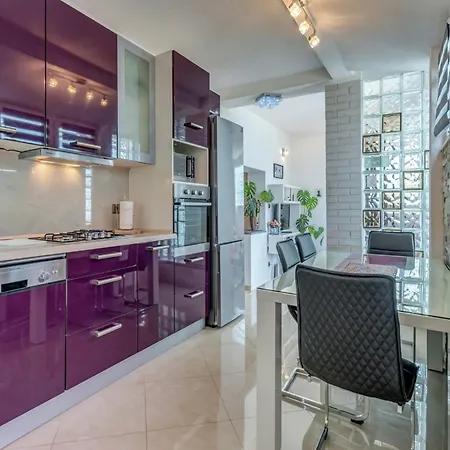 Luxurious In Arbanija With Jacuzzi Ferienhaus