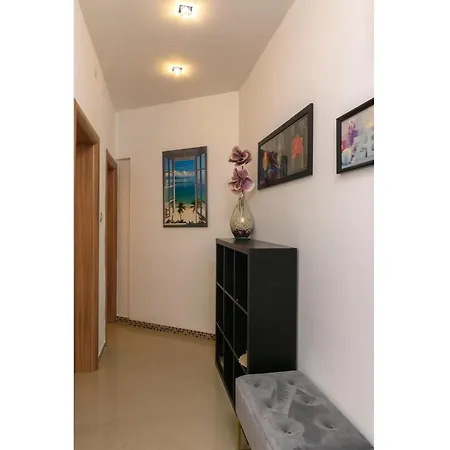 Дом отдыха Luxurious In Arbanija With Jacuzzi *