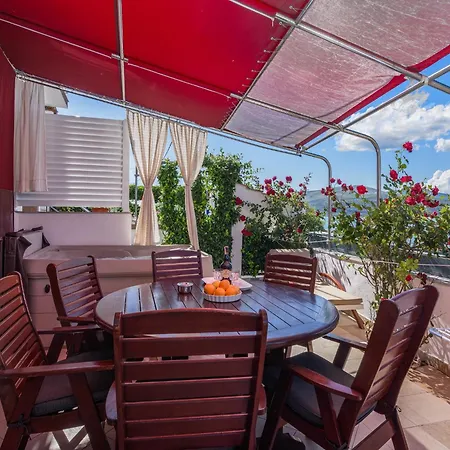 Luxurious In Arbanija With Jacuzzi Hébergement de vacances