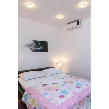 Luxurious In Arbanija With Jacuzzi Дом отдыха Трогир