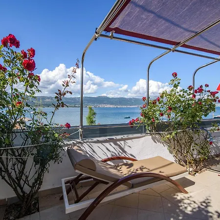 Luxurious In Arbanija With Jacuzzi Дом отдыха