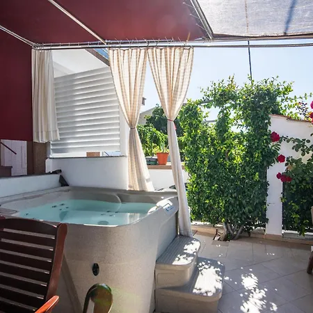 Luxurious In Arbanija With Jacuzzi 펜션 *