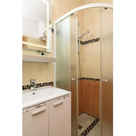 펜션 Luxurious In Arbanija With Jacuzzi *