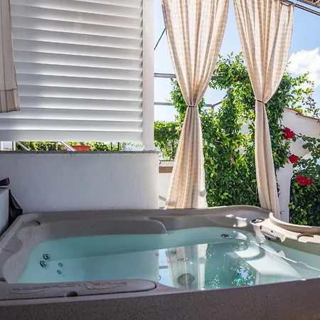 Luxurious In Arbanija With Jacuzzi Трогир