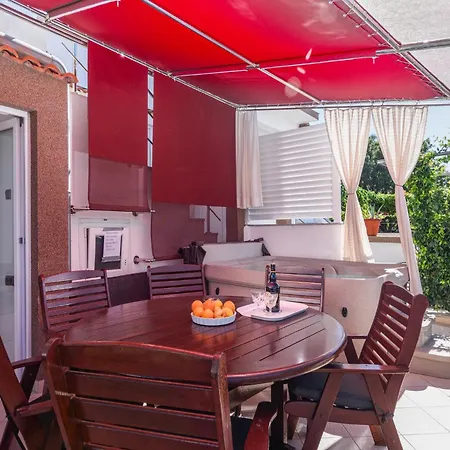 펜션 Luxurious In Arbanija With Jacuzzi 트로기르