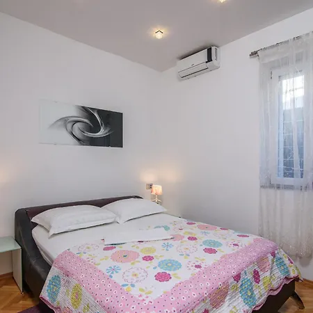 Luxurious In Arbanija With Jacuzzi Дом отдыха *