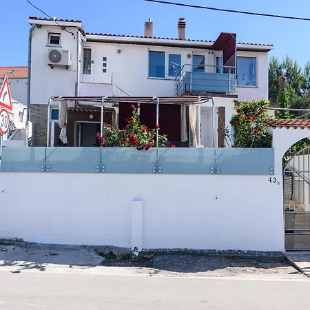 Luxurious In Arbanija With Jacuzzi Дом отдыха