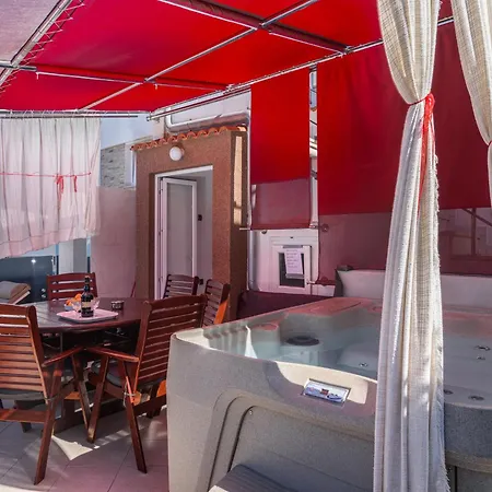 펜션 Luxurious In Arbanija With Jacuzzi *