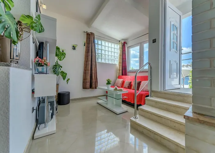 Luxurious In Arbanija With Jacuzzi *