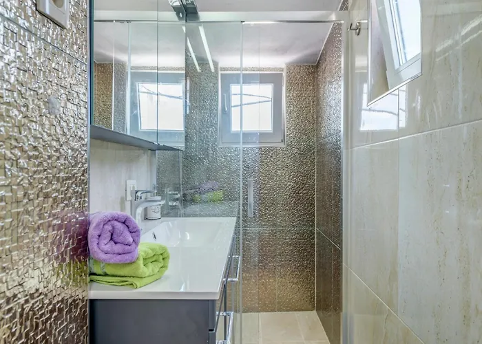 Luxurious In Arbanija With Jacuzzi Hébergement de vacances *