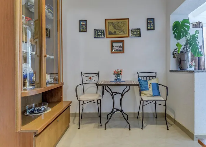 Hébergement de vacances Luxurious In Arbanija With Jacuzzi *