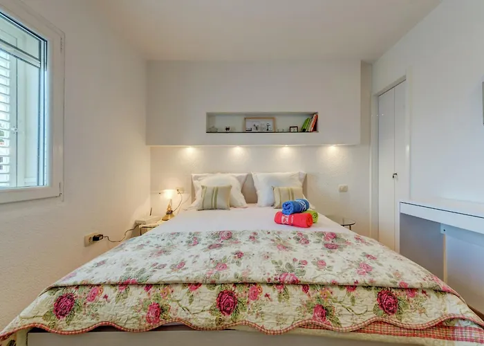 Luxurious In Arbanija With Jacuzzi * トロギール