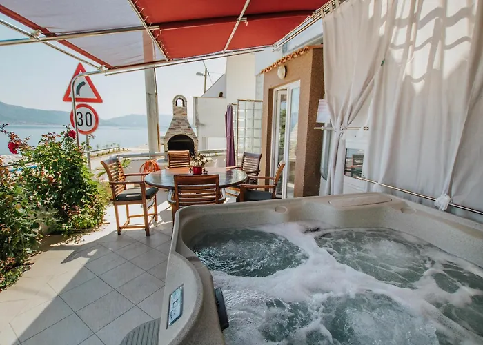 Luxurious In Arbanija With Jacuzzi トロギール