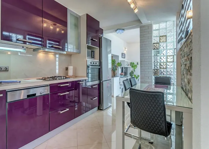 Luxurious In Arbanija With Jacuzzi 別荘