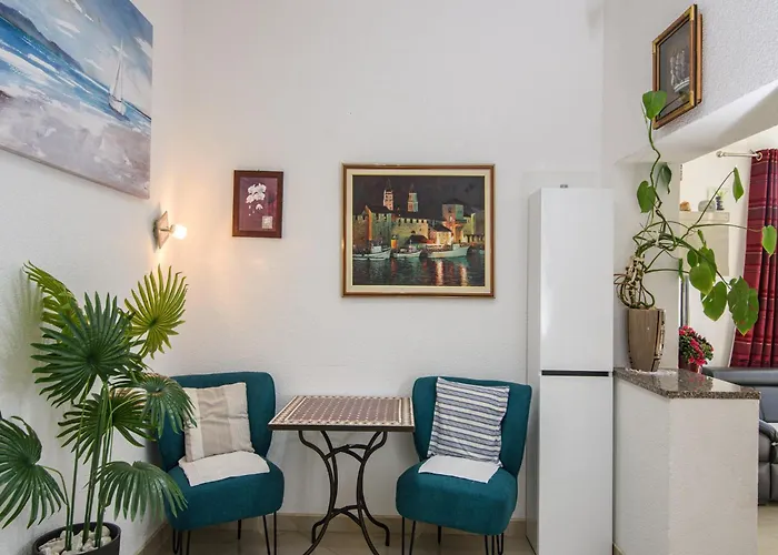 Luxurious In Arbanija With Jacuzzi トロギール