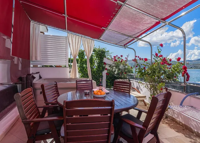 Luxurious In Arbanija With Jacuzzi Hébergement de vacances