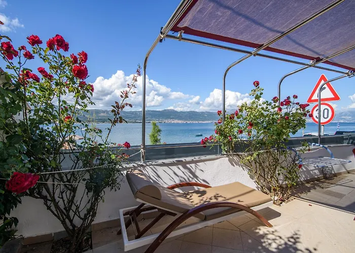 Luxurious In Arbanija With Jacuzzi Hébergement de vacances