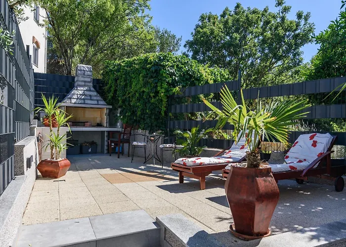 Hébergement de vacances Luxurious In Arbanija With Jacuzzi