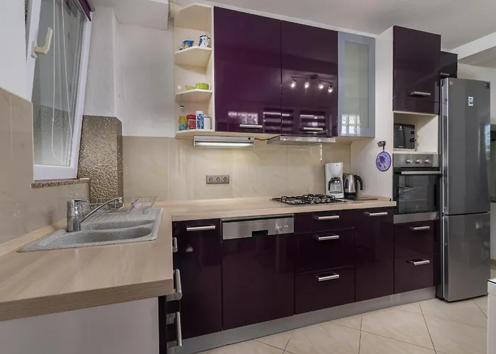 Hébergement de vacances Luxurious In Arbanija With Jacuzzi *