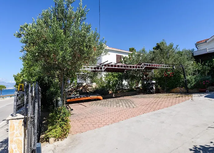 Luxurious In Arbanija With Jacuzzi