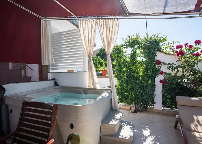 Luxurious In Arbanija With Jacuzzi 別荘 *