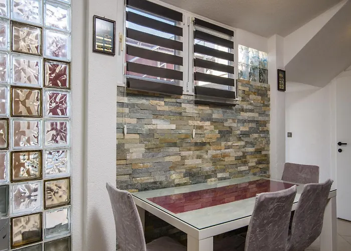 Hébergement de vacances Luxurious In Arbanija With Jacuzzi Trogir