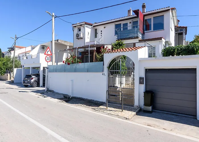 Luxurious In Arbanija With Jacuzzi