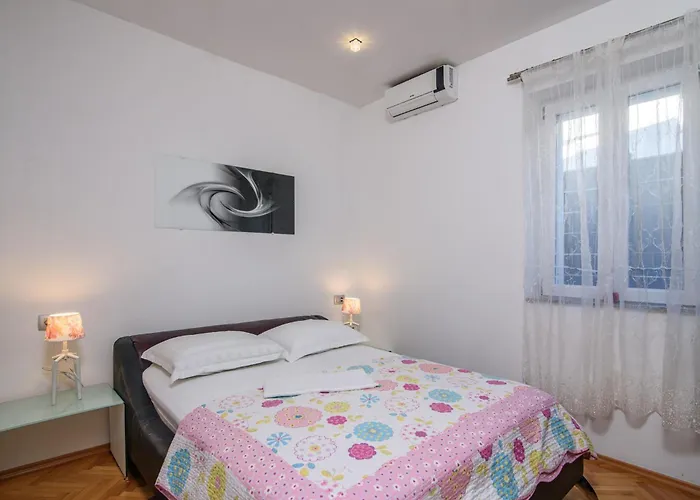 Luxurious In Arbanija With Jacuzzi Hébergement de vacances *