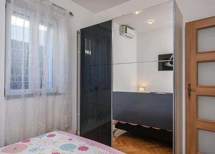 Luxurious In Arbanija With Jacuzzi