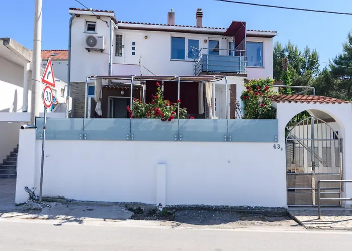 Luxurious In Arbanija With Jacuzzi 別荘