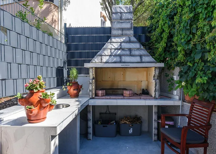 Luxurious In Arbanija With Jacuzzi 別荘 *