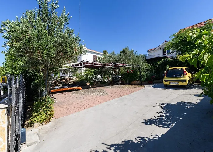 Luxurious In Arbanija With Jacuzzi 別荘